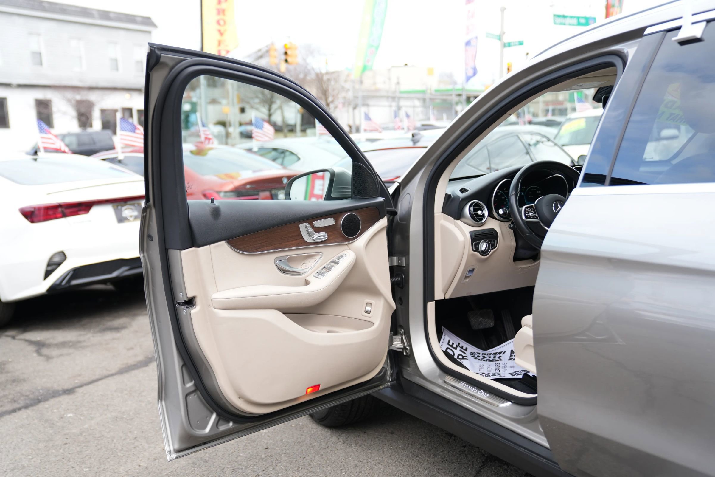 Used 2021 Mercedes-Benz GLC 300 4MATIC w/ Premium Package image 9