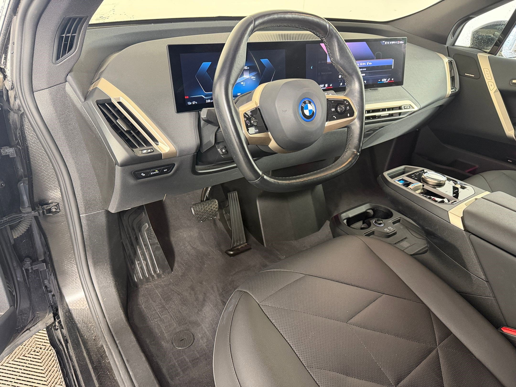 Certified 2024 BMW iX xDrive50 w/ Premium Package AWD/4WD image 4