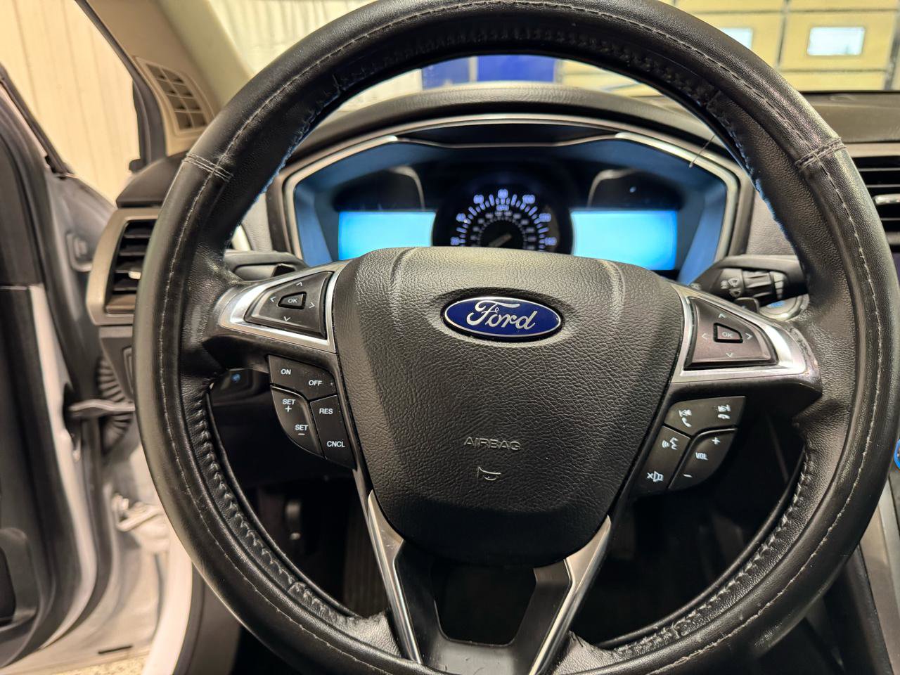 Used 2017 Ford Fusion SE w/ Fusion SE Technology Package image 13