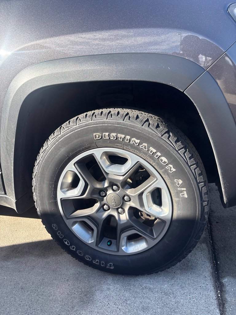 Used 2019 Jeep Cherokee Trailhawk w/ Cold Weather Group AWD/4WD image 18