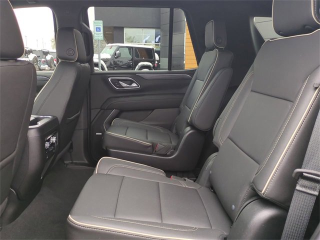 Used 2024 GMC Yukon SLT w/ SLT Luxury Package image 14