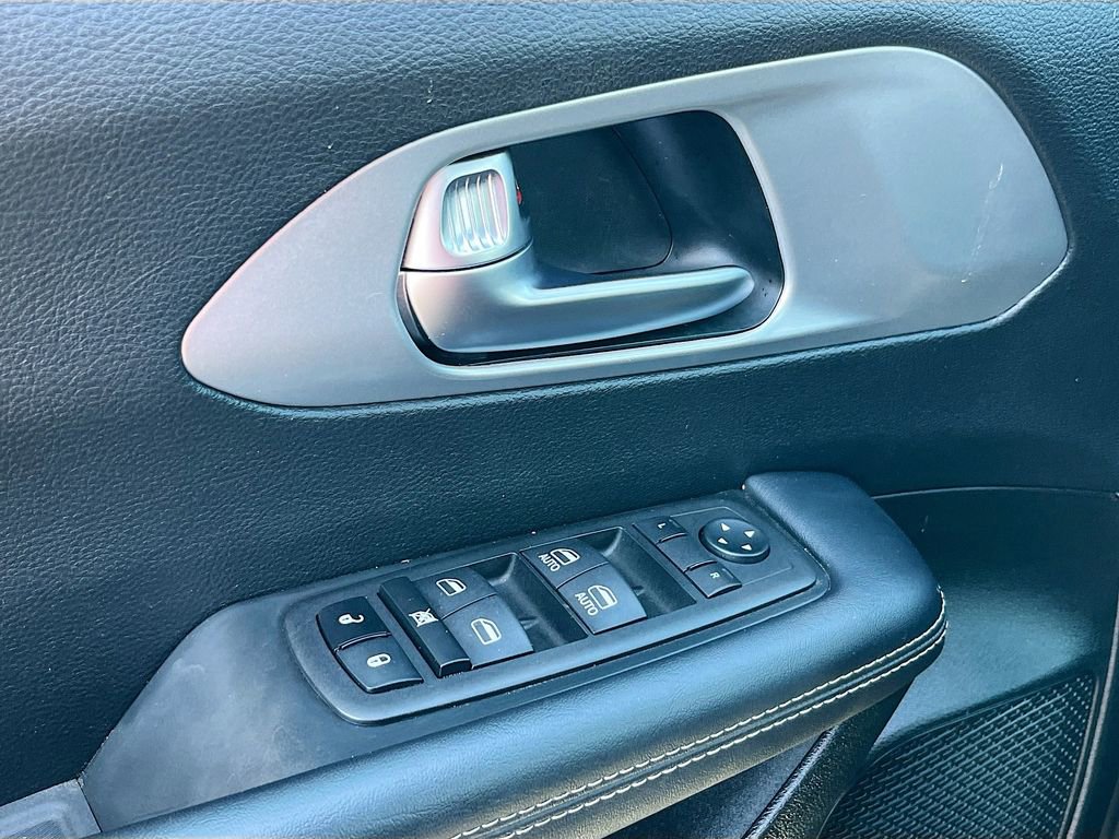 Used 2023 Chrysler Pacifica Touring image 17