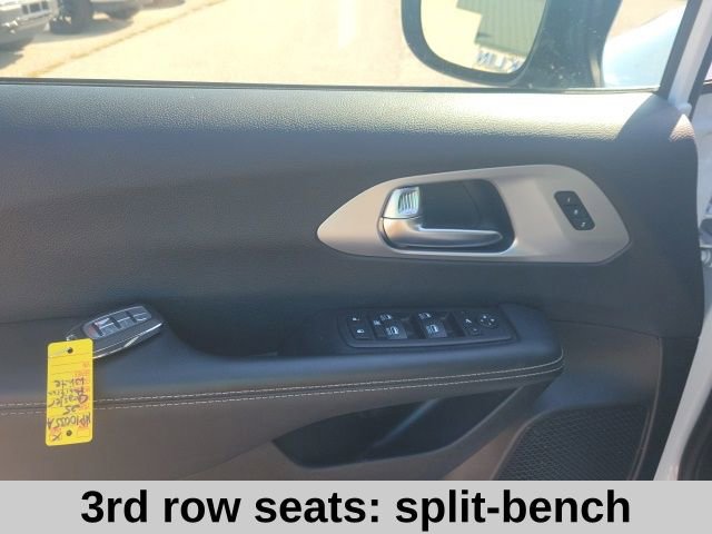 Used 2025 Chrysler Pacifica Limited image 15