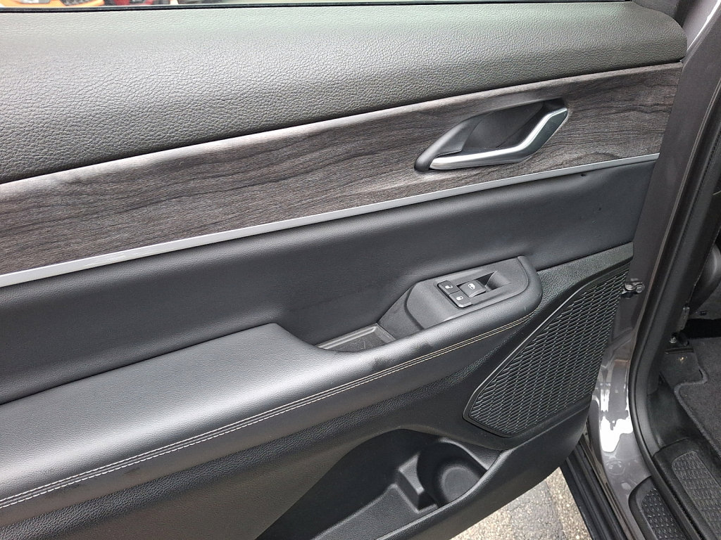 Used 2023 Jeep Grand Cherokee L Limited image 19