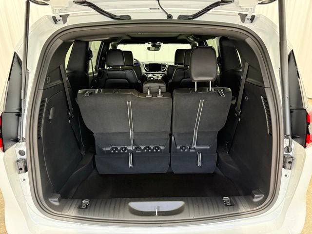 New 2026 Chrysler Pacifica Select AWD/4WD image 26