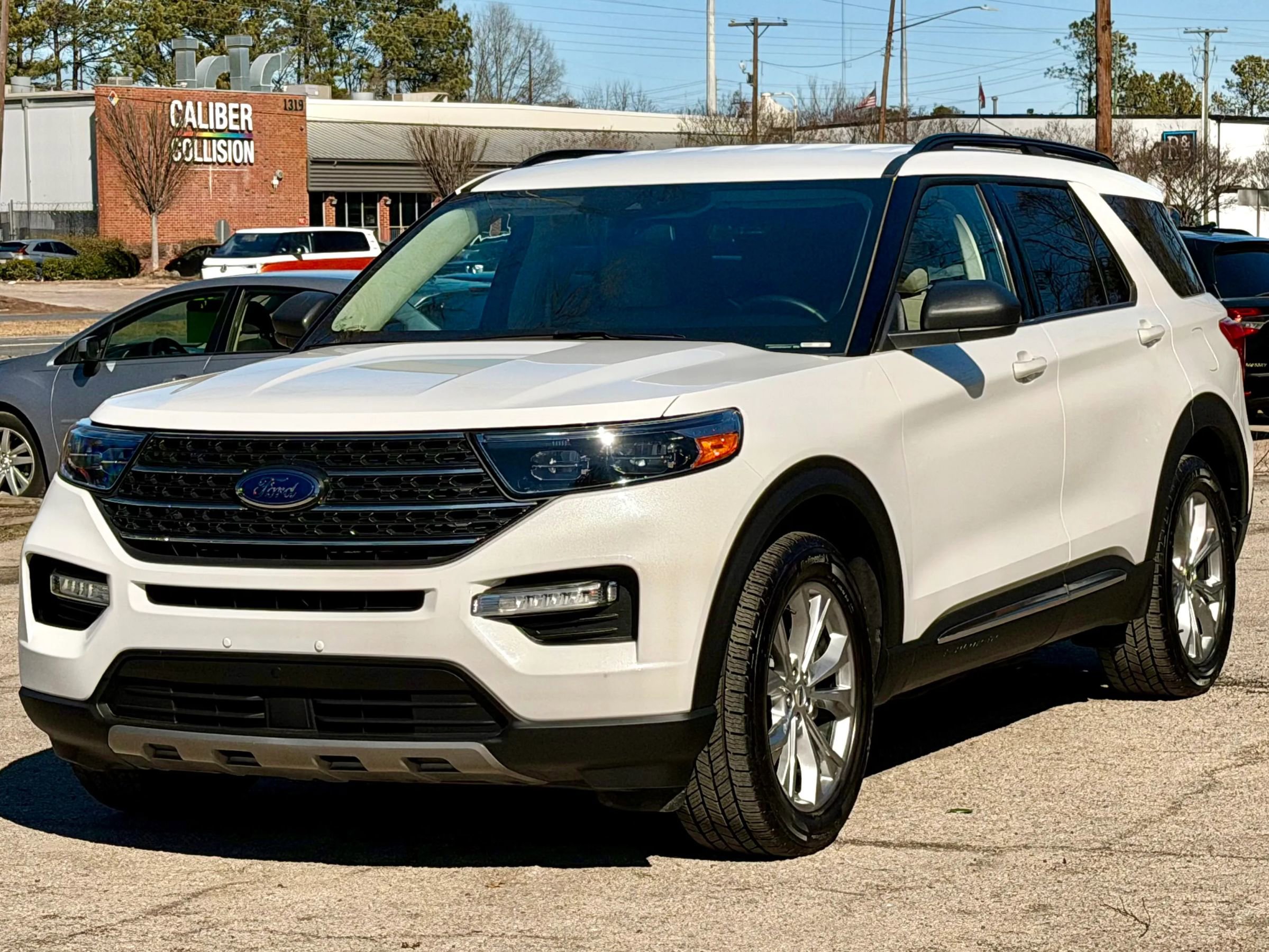 Used 2023 Ford Explorer XLT w/ Equipment Group 202A image 3