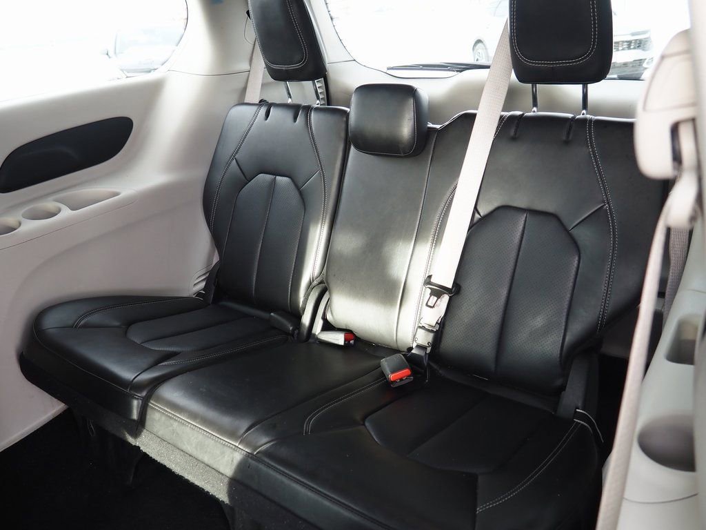 Used 2024 Chrysler Pacifica Touring-L image 8