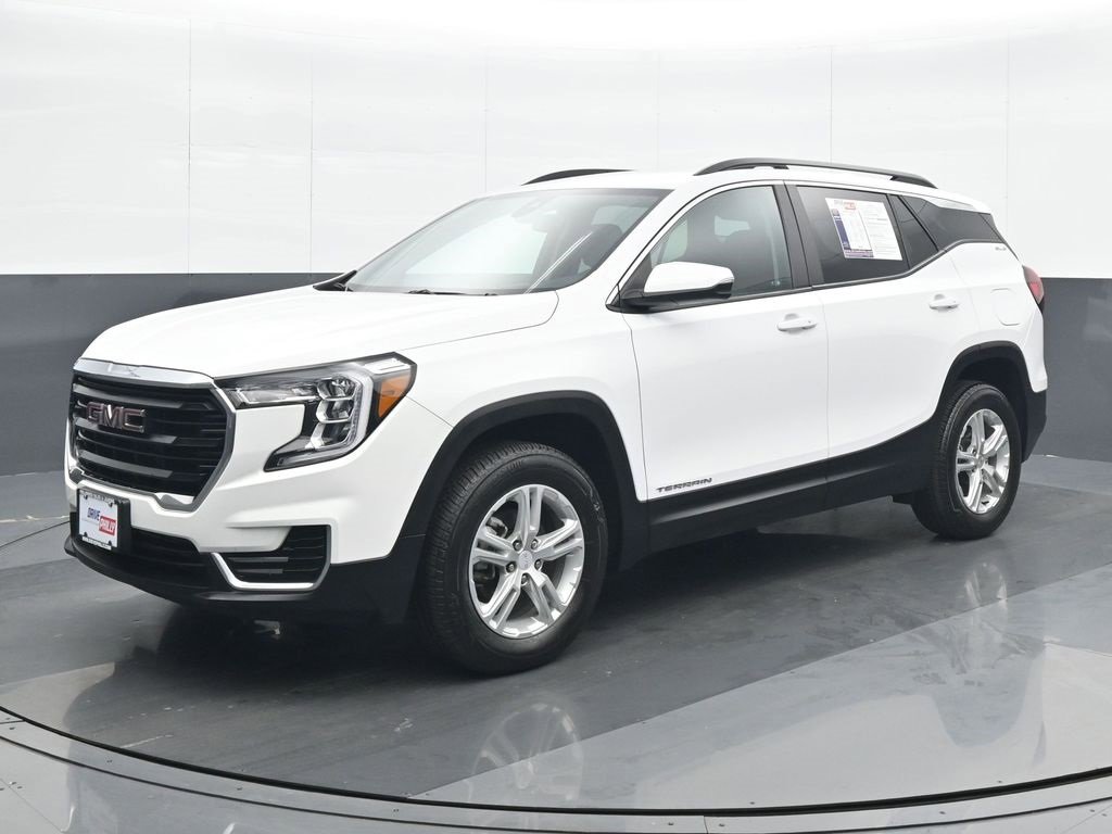Used 2023 GMC Terrain SLE w/ Driver Convenience Package image 2