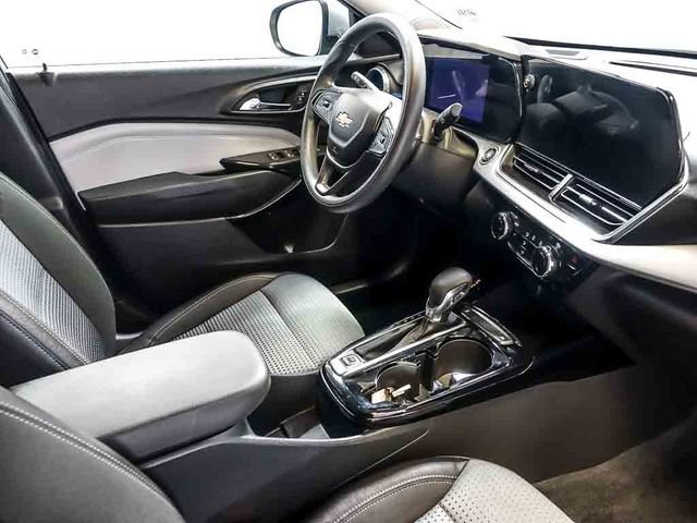 Certified 2025 Chevrolet Trax LT FWD image 30