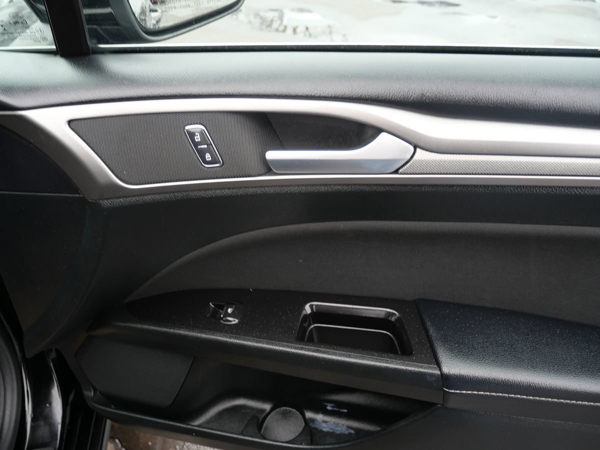 Used 2017 Ford Fusion SE w/ Fusion SE Technology Package image 19