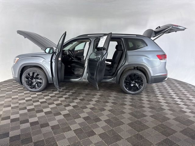 Used 2025 Volkswagen Atlas SE image 9