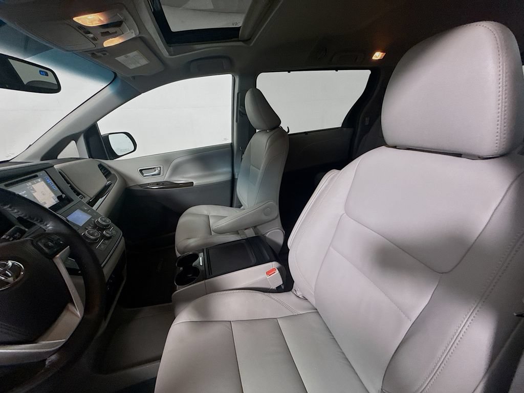 Used 2017 Toyota Sienna XLE w/ XLE Navigation Package FWD image 21