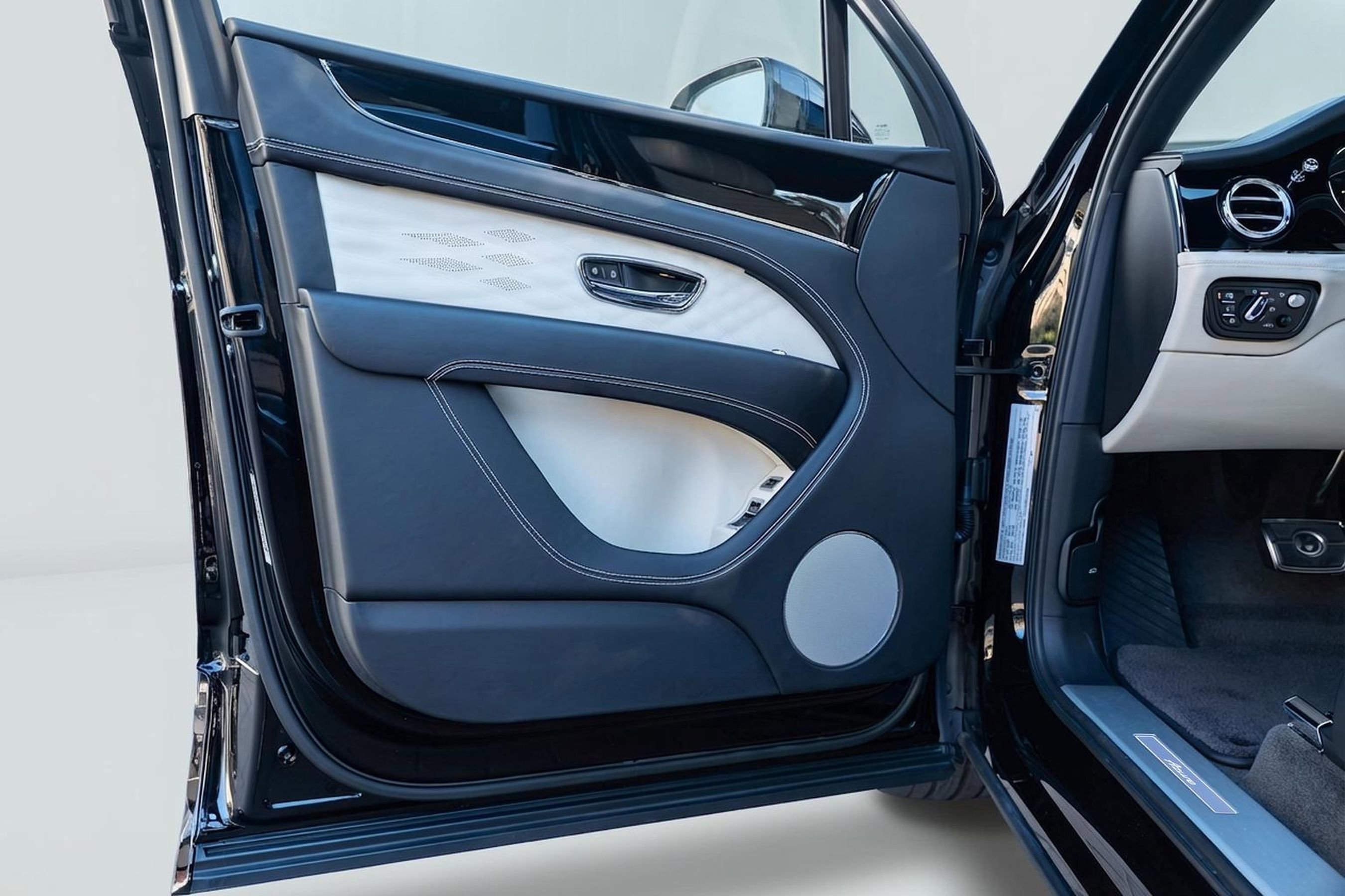 Used 2023 Bentley Bentayga Extended Wheelbase image 7