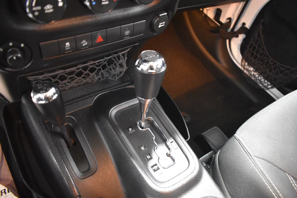 Used 2015 Jeep Wrangler Sahara w/ Connectivity Group AWD/4WD image 15
