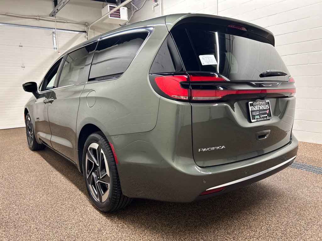 New 2027 Chrysler Pacifica Limited FWD image 4