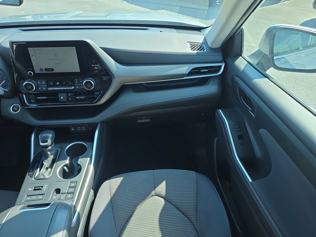 Used 2024 Toyota Highlander LE AWD/4WD image 16