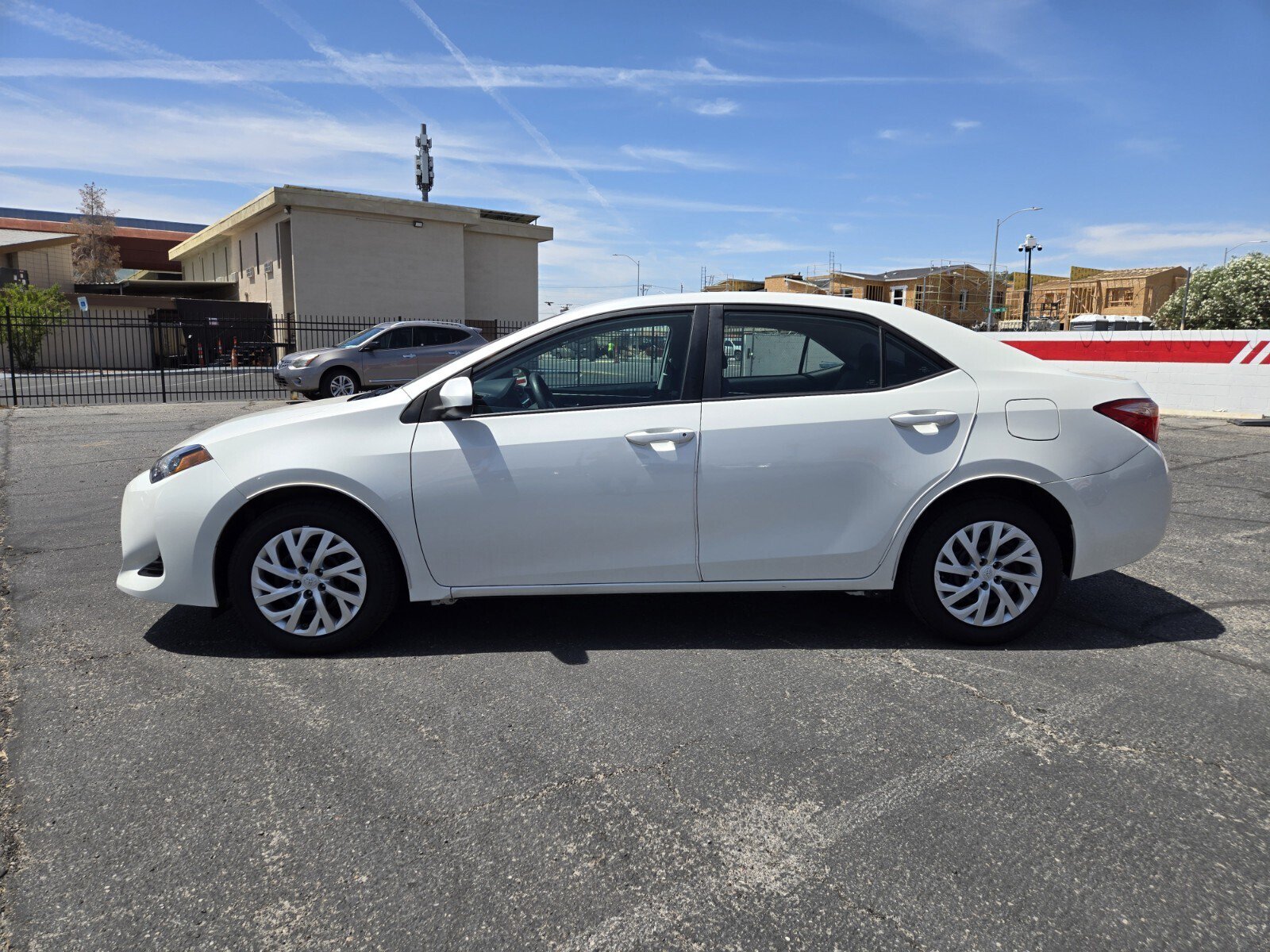 Used 2018 Toyota Corolla LE w/ Carpet Mat Package (TMS) FWD image 2