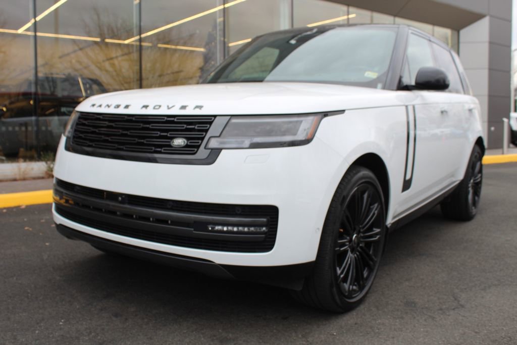 Used 2025 Land Rover Range Rover SE image 1