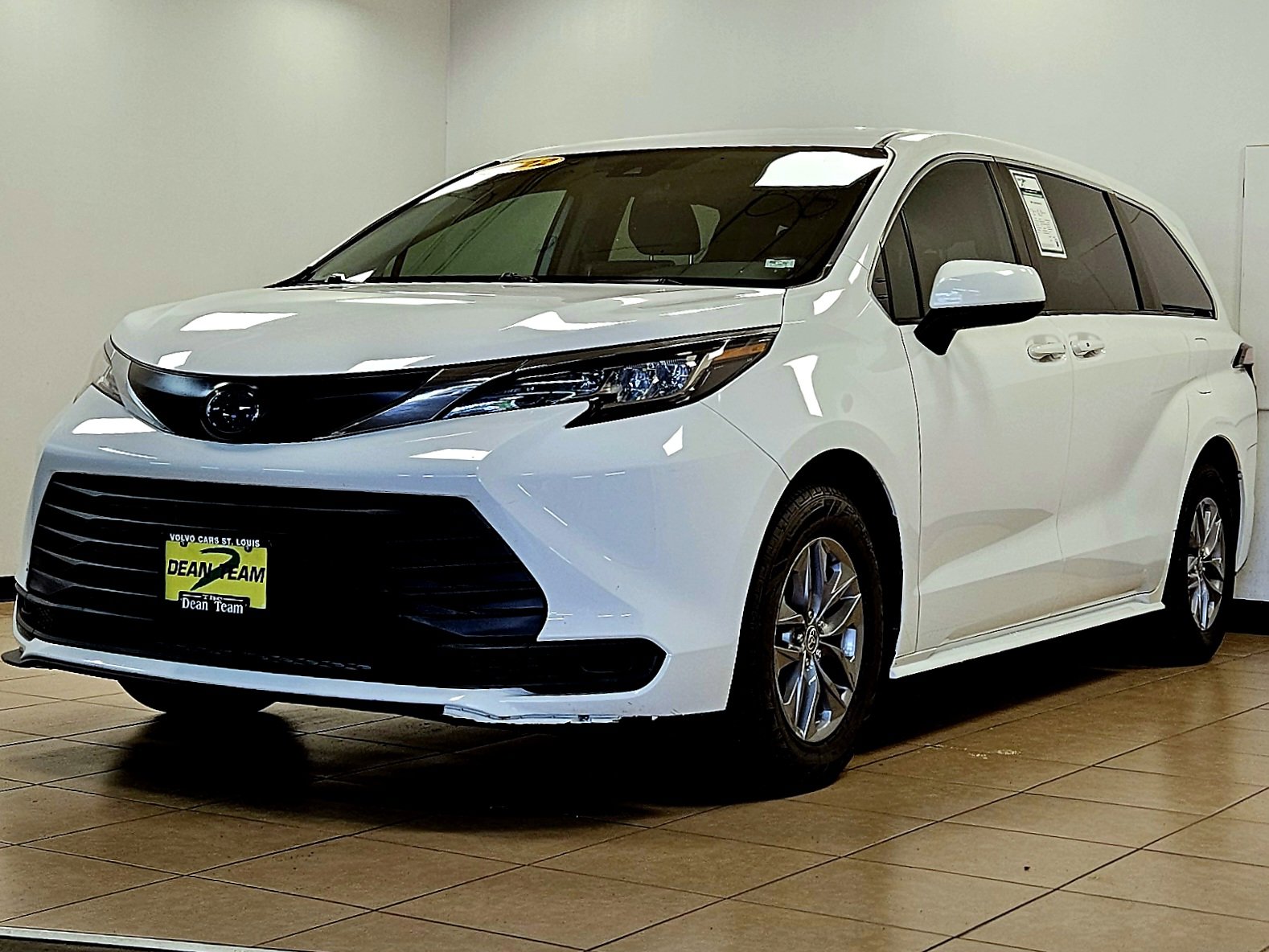 Used 2022 Toyota Sienna LE FWD image 3