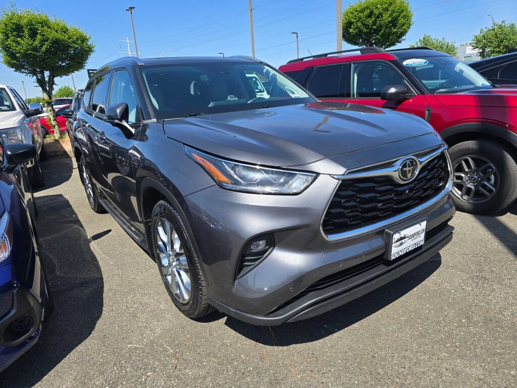 Used 2023 Toyota Highlander Limited AWD/4WD image 2