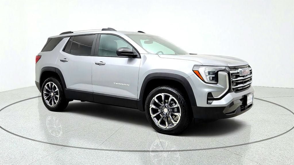Used 2026 GMC Terrain Elevation w/ Elevation Premium Package FWD image 3