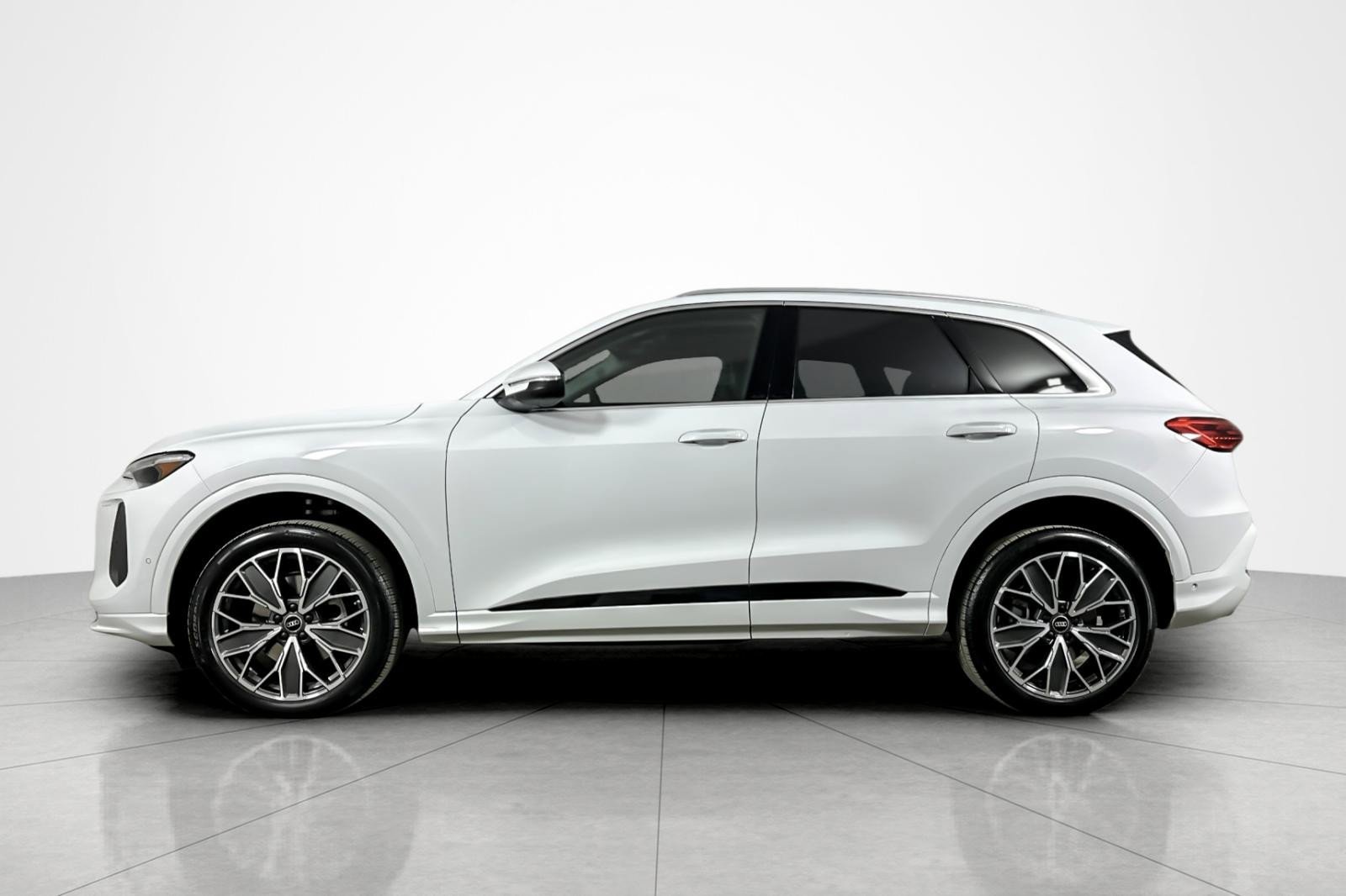 Used 2025 Audi Q5 Premium Plus w/ Premium Plus image 2