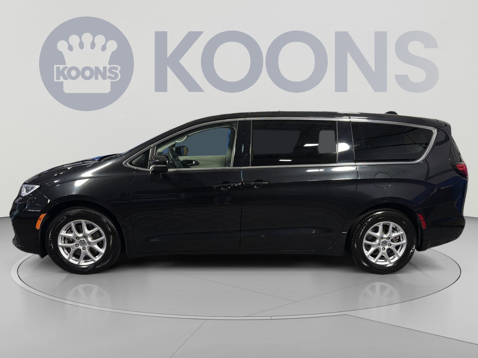 Used 2023 Chrysler Pacifica Touring-L FWD image 2