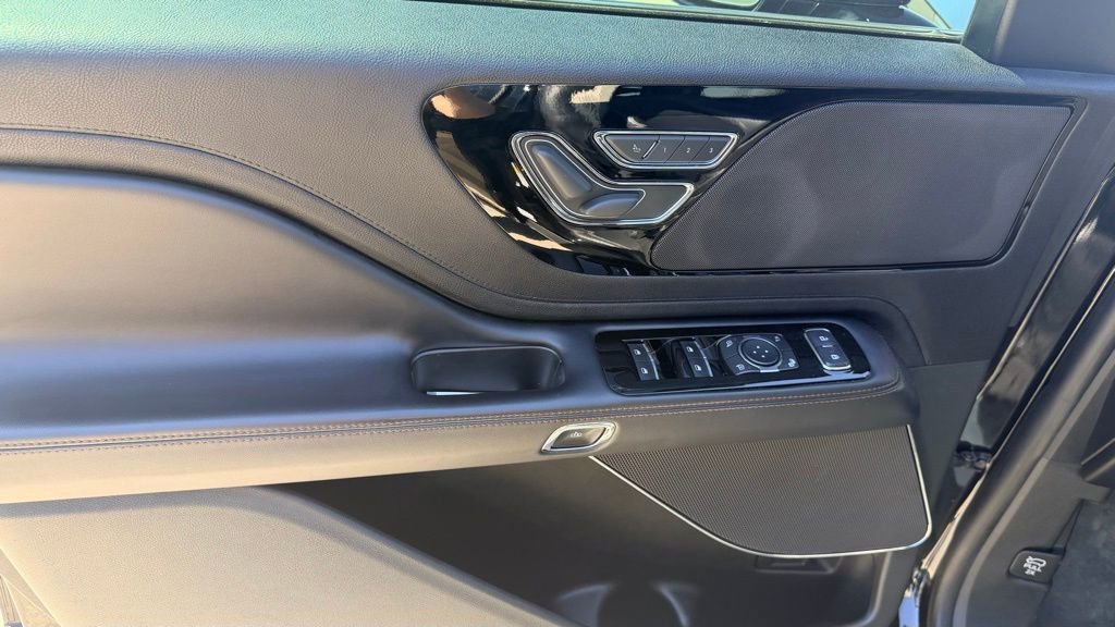 Used 2023 Lincoln Aviator AWD image 17