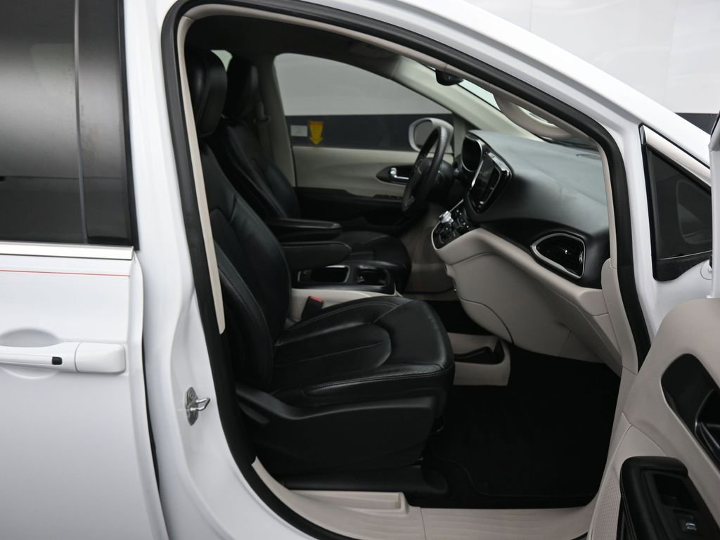 Used 2022 Chrysler Pacifica Touring-L image 61