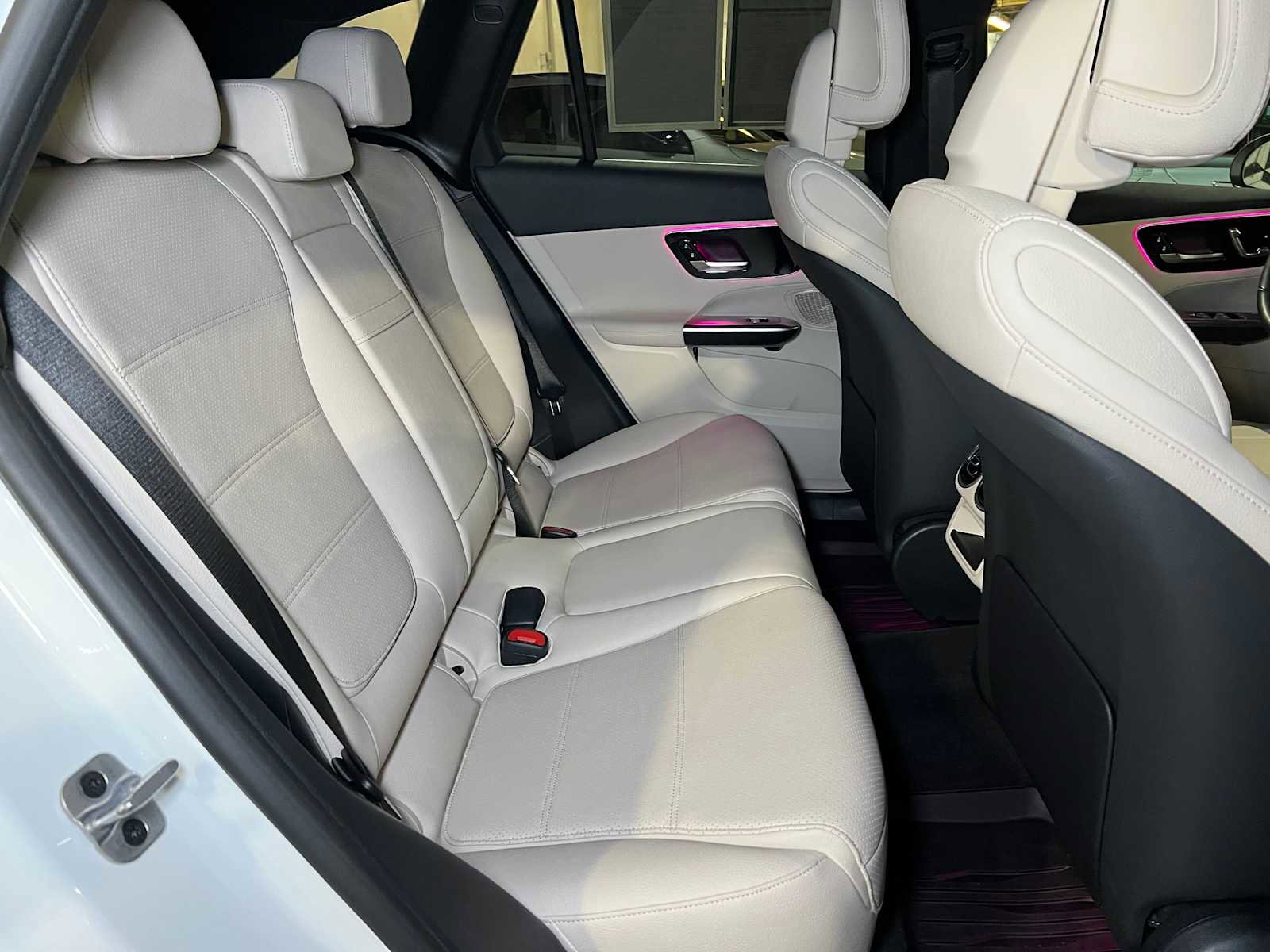 Used 2025 Mercedes-Benz GLC 300 4MATIC image 13