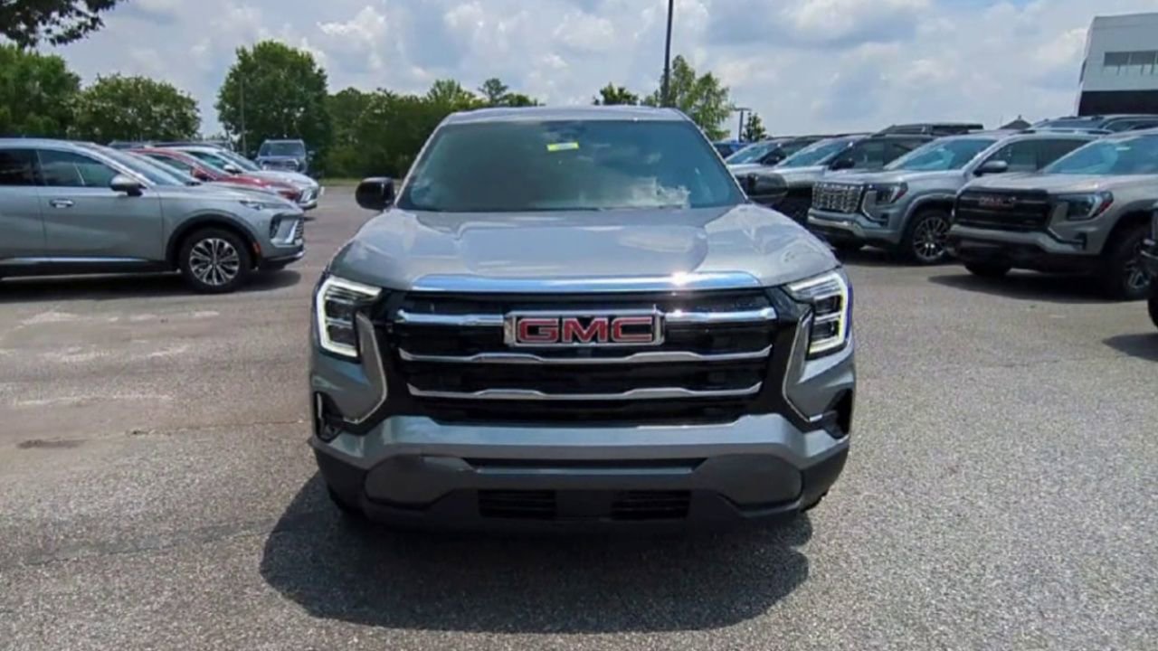Used 2026 GMC Terrain Elevation image 2