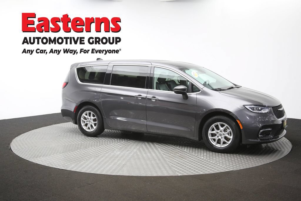 Used 2023 Chrysler Pacifica Touring-L FWD image 48