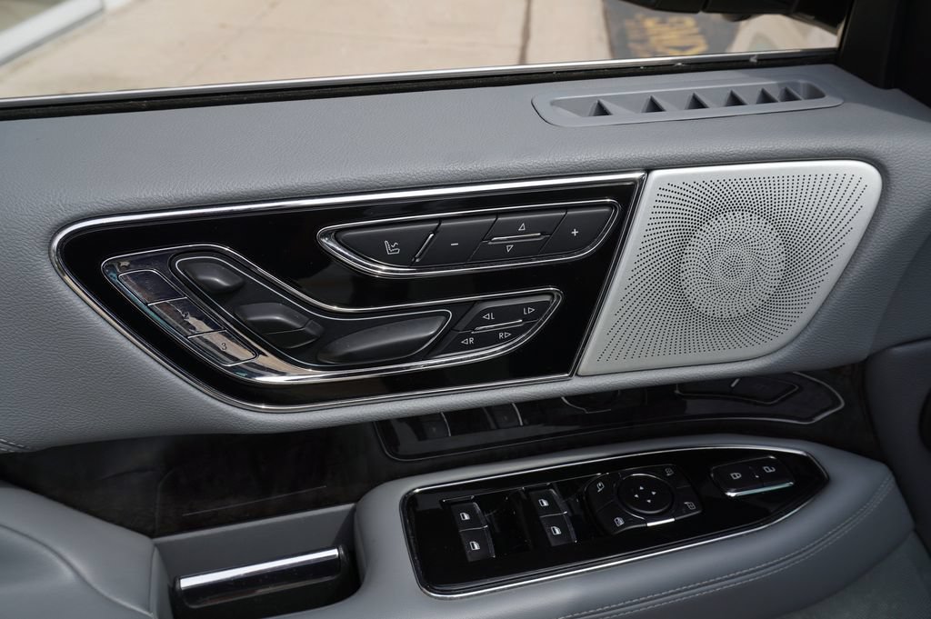 Used 2018 Lincoln Navigator Reserve w/ Technology Package AWD/4WD image 9