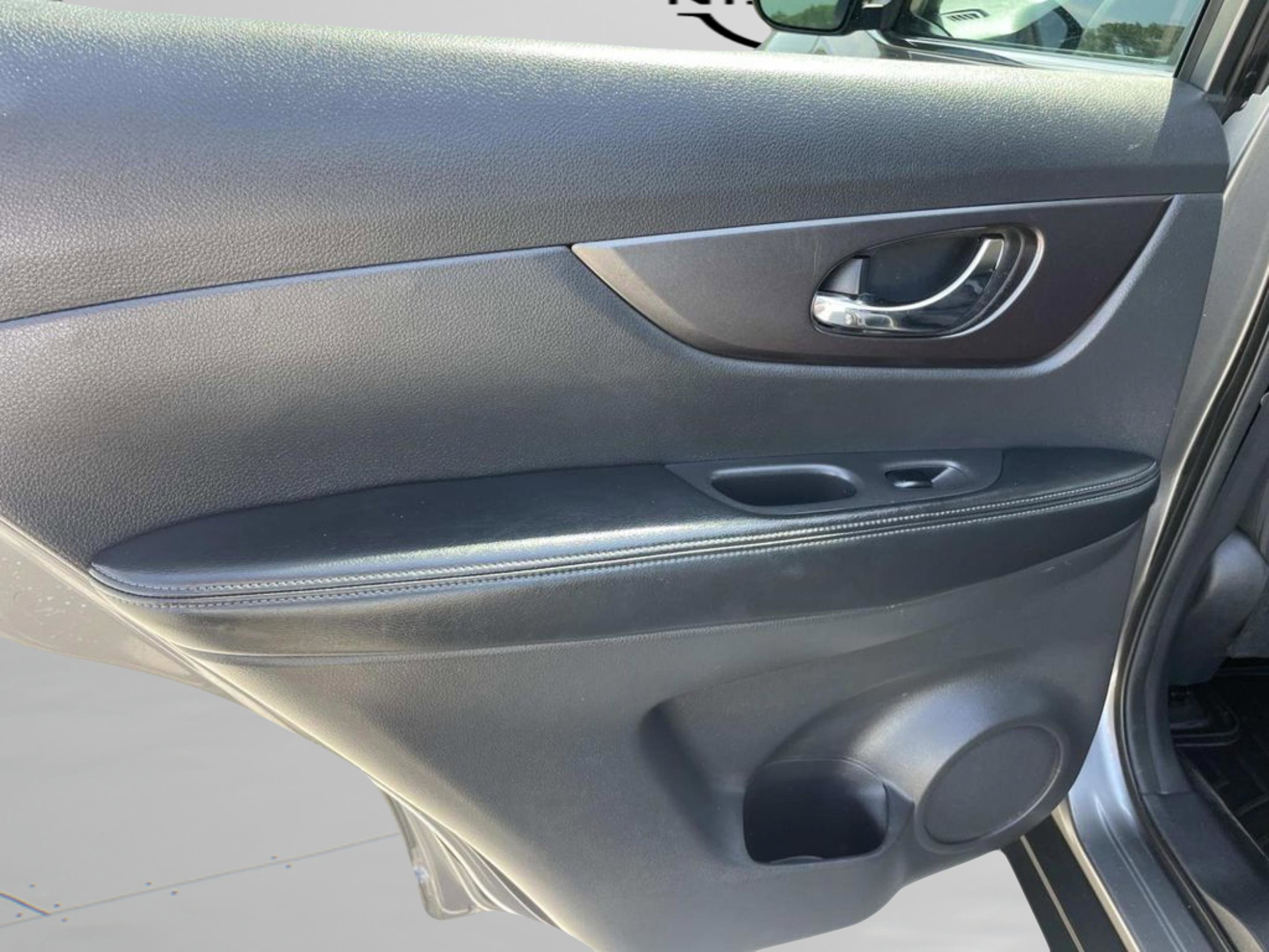 Used 2015 Nissan Rogue SV FWD image 13