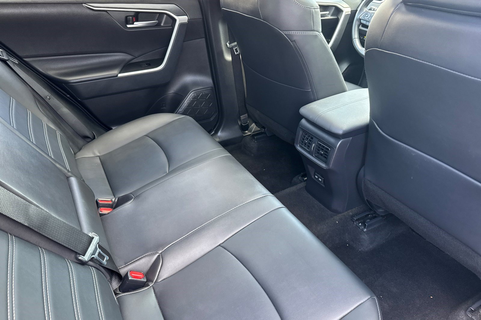 Used 2025 Toyota RAV4 XLE Premium AWD/4WD image 32