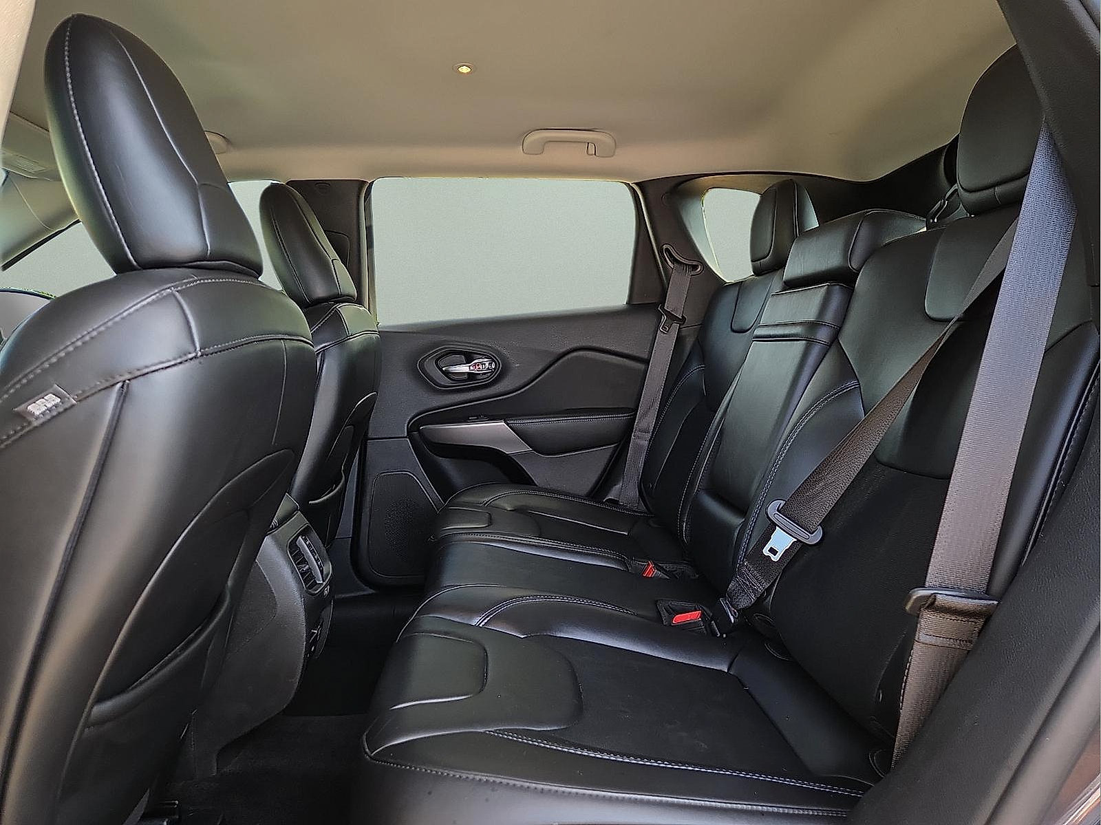 Used 2019 Jeep Cherokee Latitude Plus w/ Comfort/Convenience Group FWD image 10