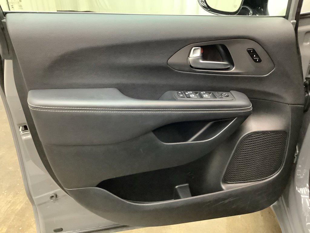 Used 2025 Chrysler Pacifica Select image 12