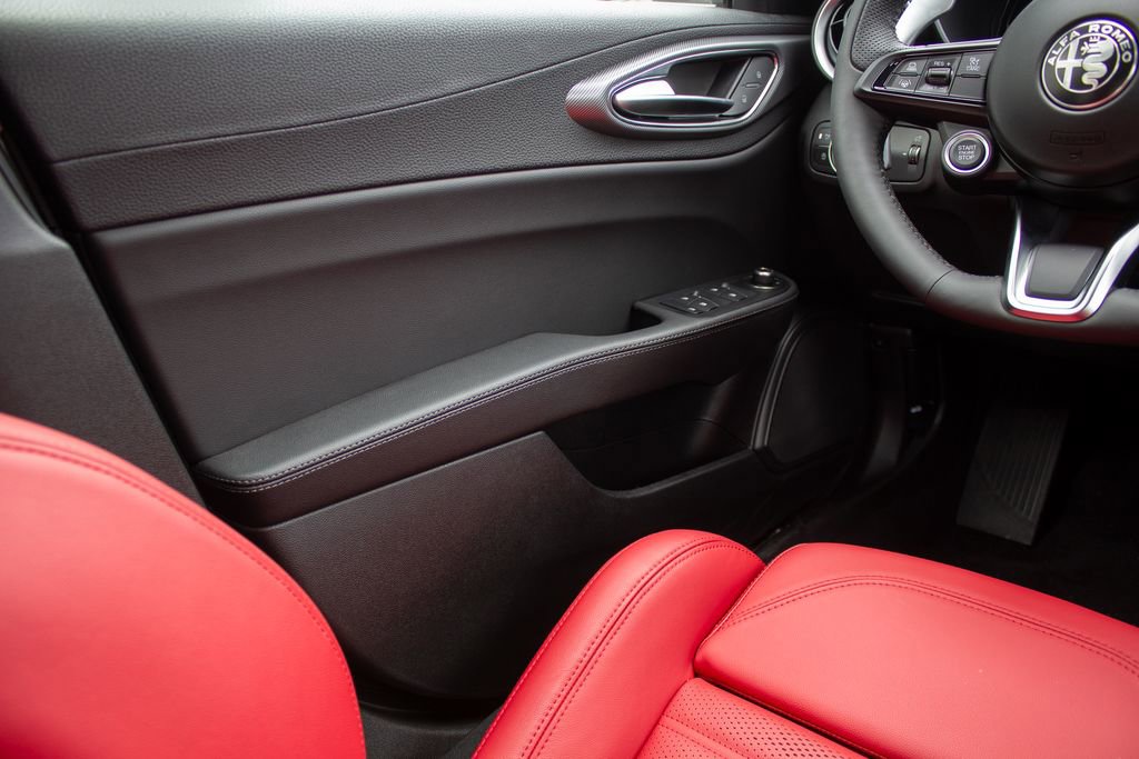 New 2025 Alfa Romeo Giulia AWD w/ Veloce Package AWD image 19