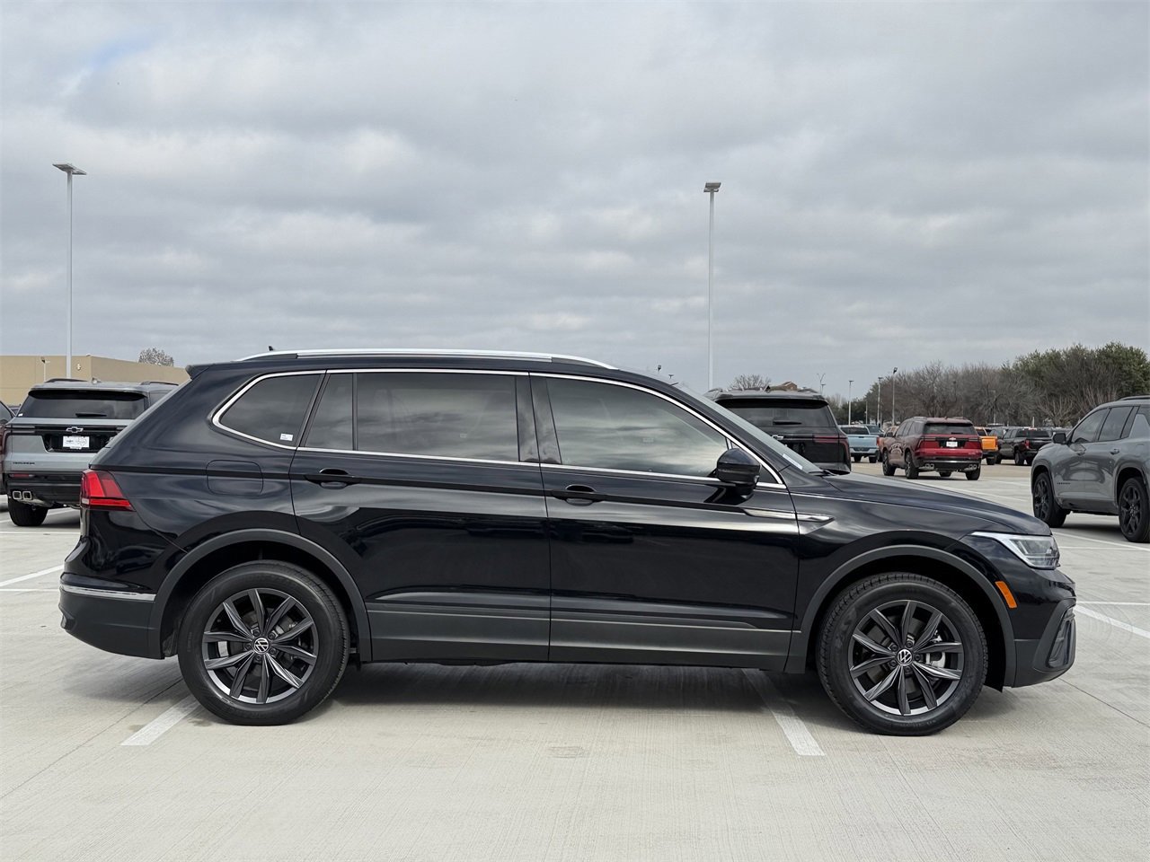 Used 2023 Volkswagen Tiguan SE image 3