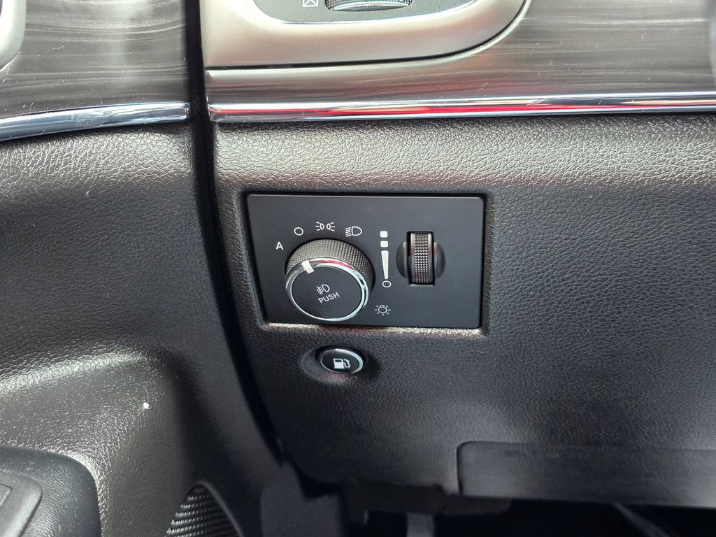 Used 2021 Jeep Grand Cherokee Limited AWD/4WD image 32