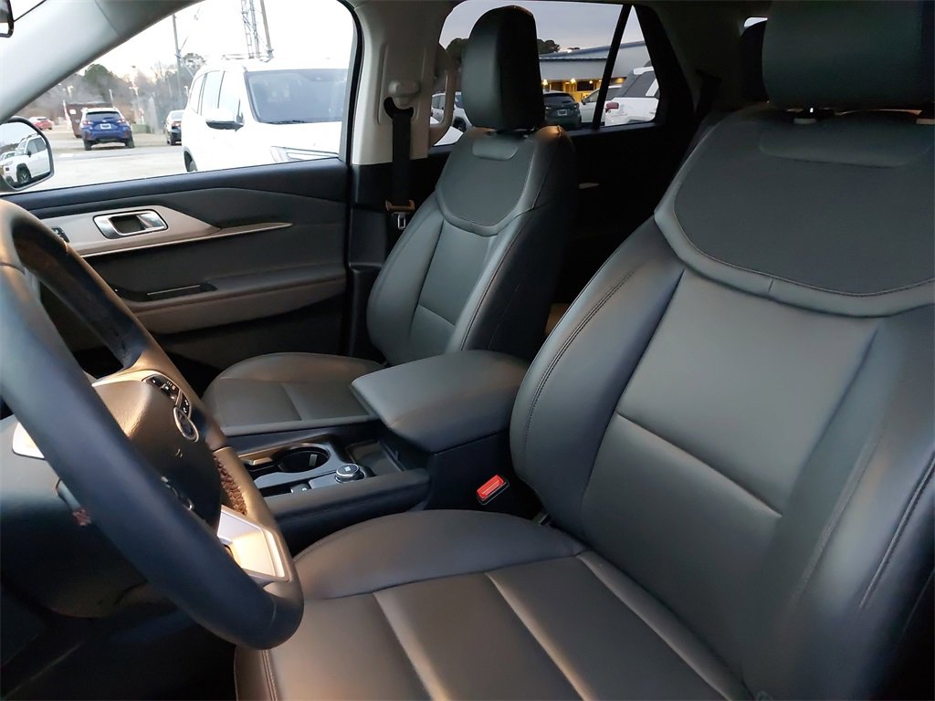 Used 2025 Ford Explorer Active w/ Active Comfort Package image 12