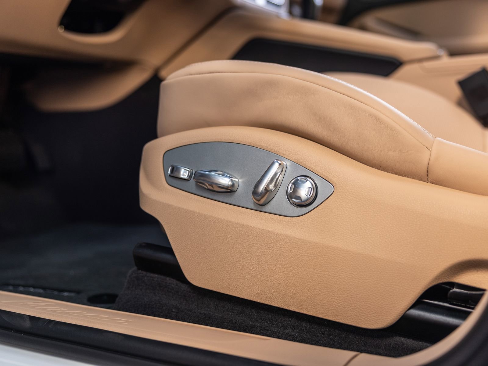 Certified 2025 Porsche Macan image 38