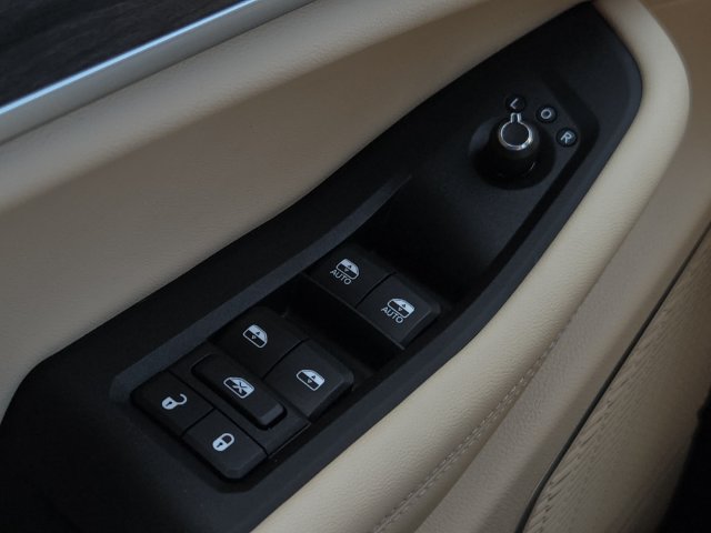 Used 2025 Jeep Grand Cherokee L Limited w/ Luxury Tech Group II AWD/4WD image 26