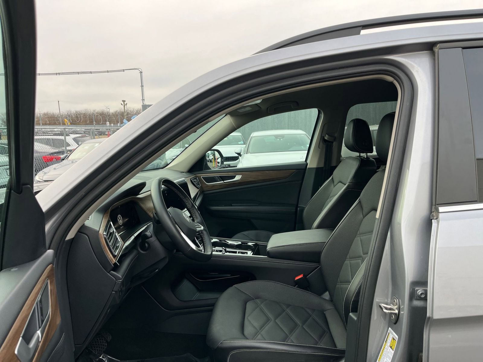 Used 2025 Volkswagen Atlas SE image 27