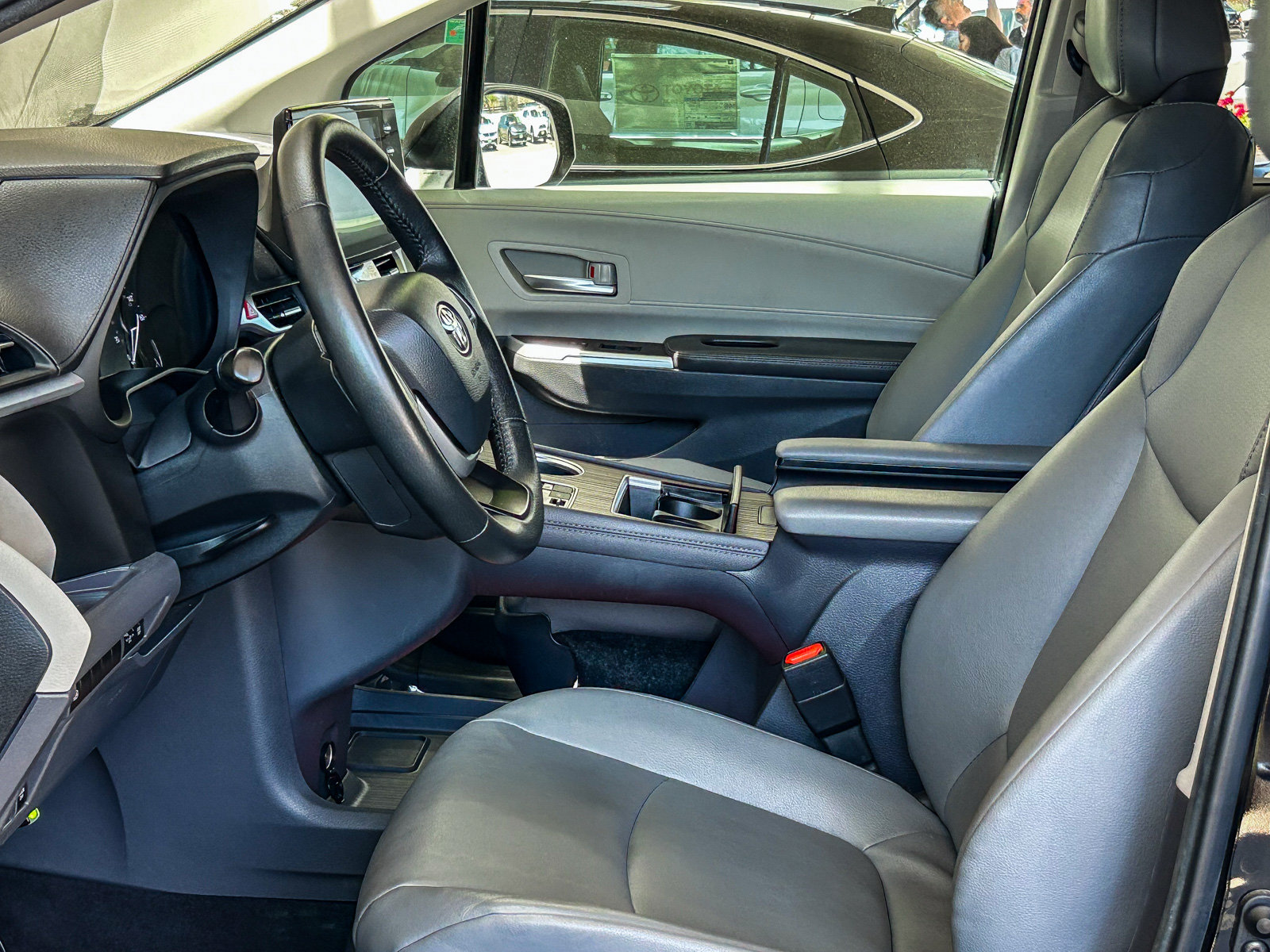 Used 2024 Toyota Sienna XLE FWD image 17