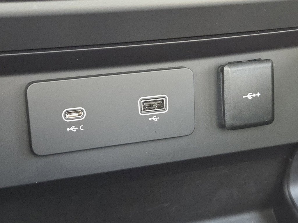 Used 2024 Land Rover Defender 110 X-Dynamic SE image 19