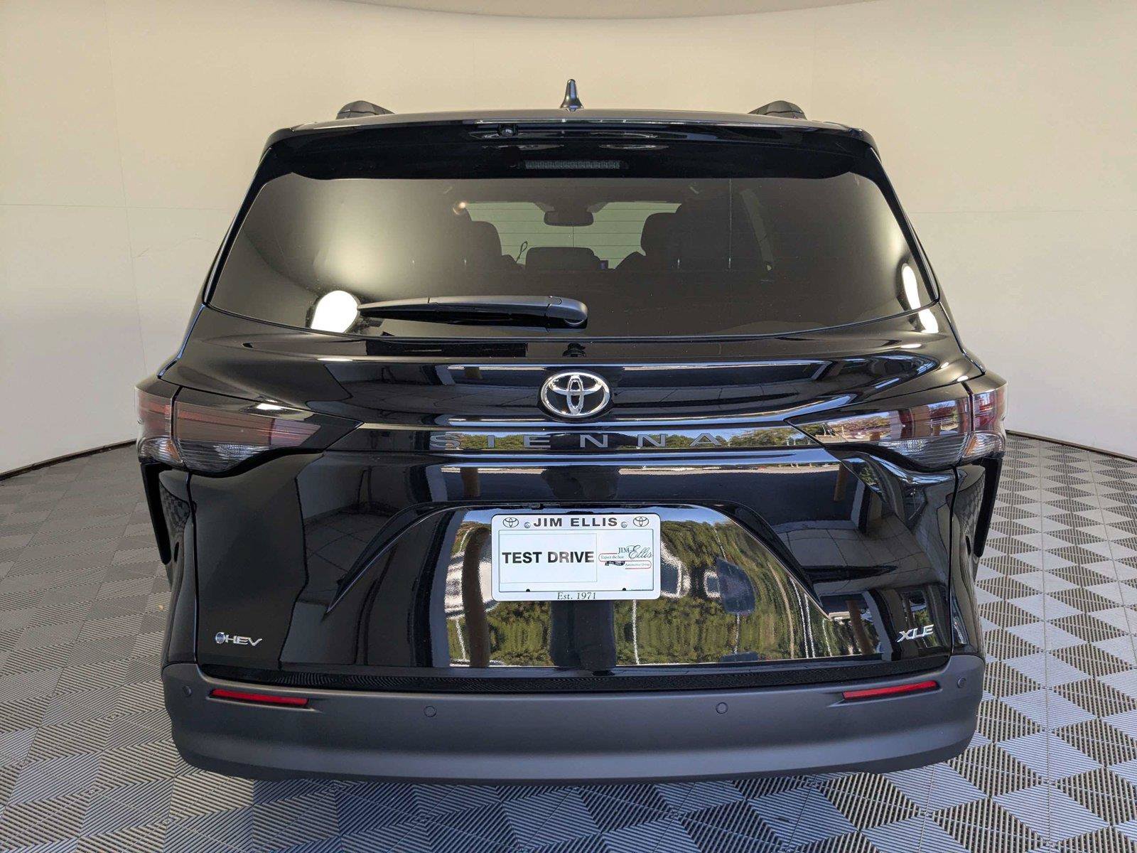 New 2026 Toyota Sienna XLE FWD image 6