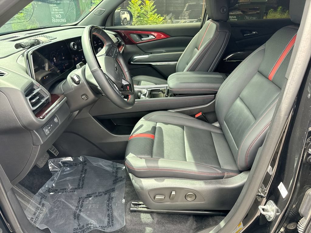 Used 2025 Chevrolet Traverse RS FWD image 13