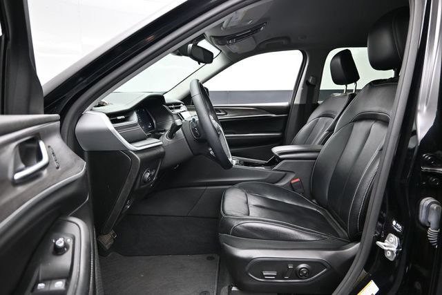 Used 2023 Jeep Grand Cherokee Limited w/ Black Appearance Package AWD/4WD image 23