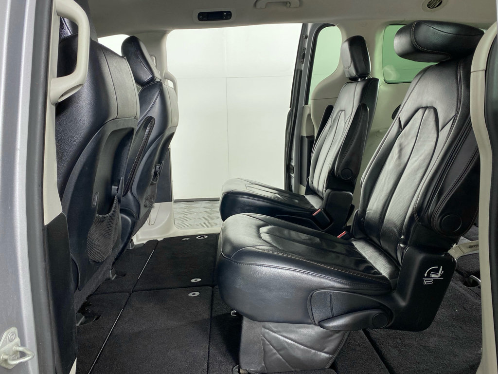 Used 2018 Chrysler Pacifica Touring-L FWD image 21